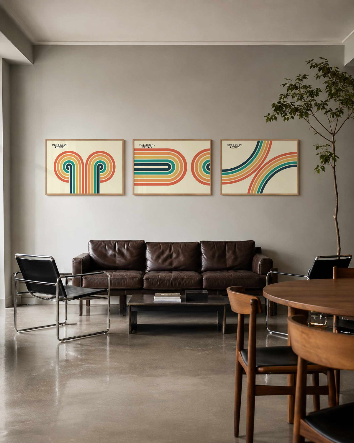 Interieurmockup van drieluik landscape-posterset met gestapelde kleurbogen