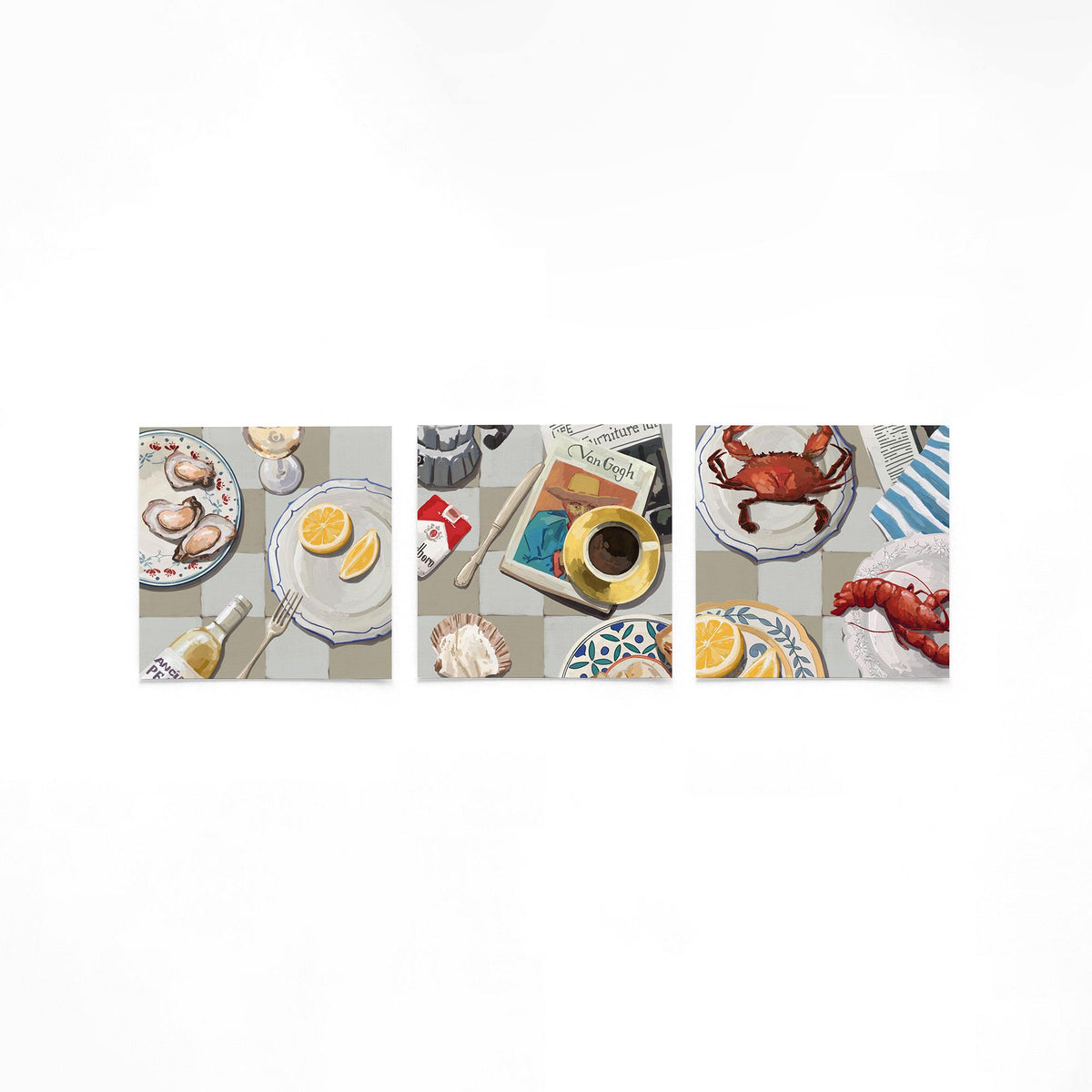 Drie vierkante posters met culinaire tafelscènes op een gebroken witte achtergrond