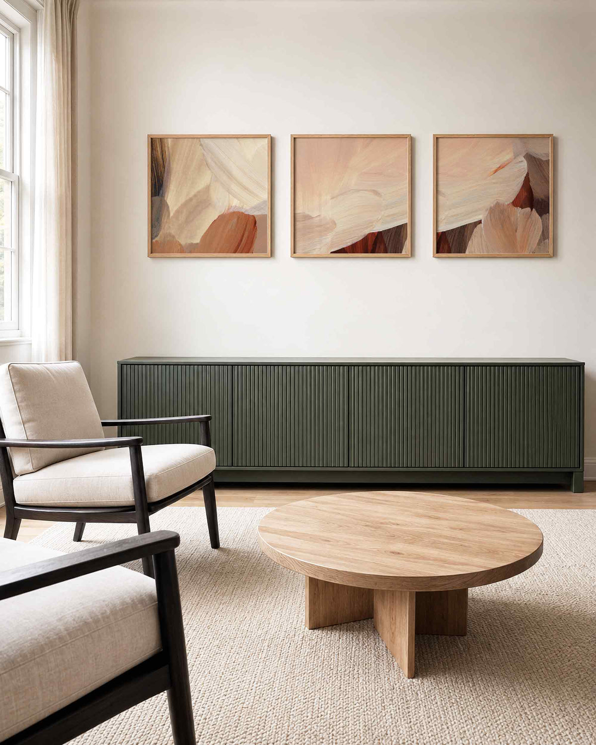 Interieurpresentatie van een driedelige vierkante posterset met warme abstracte vormen