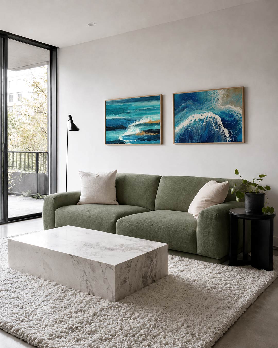 Tweedelige posterset met golvende blauwe en turquoise lijnen met spatten van wit en goud, getoond in een interieur