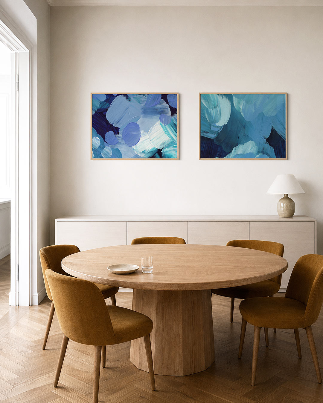 Twee liggende posters met deze tweedelige posterset heeft blauwe en turquoise penseelstreken, aan de muur in een interieur