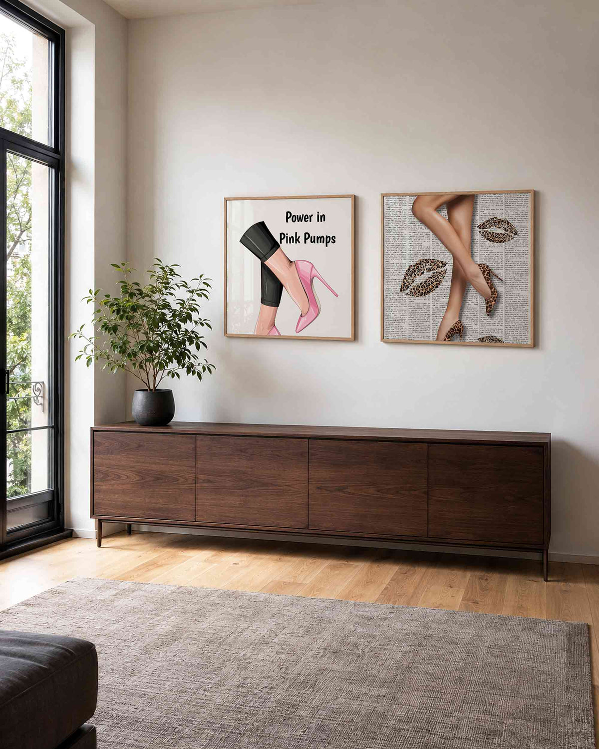 Interieurpresentatie van een tweedelige vierkante posterset met roze pumps