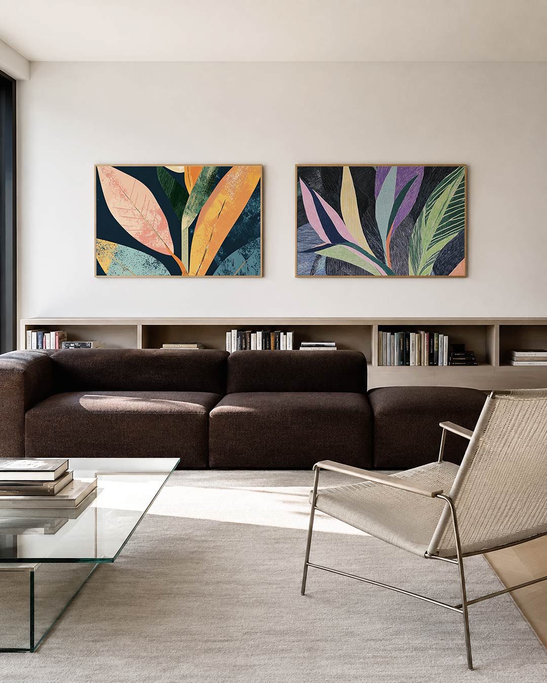 Twee liggende posters met bladvormen in zachte roze, groene en oranje tinten, aan de muur in een interieur