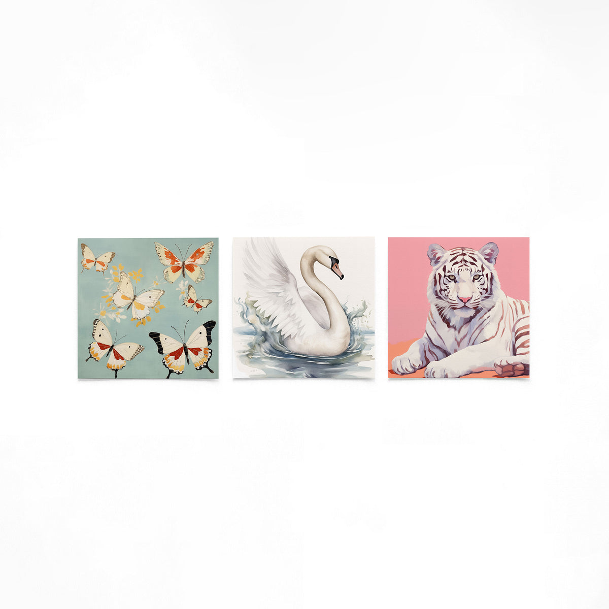 Drie vierkante posters met vlinder zwaan tijger op een gebroken witte achtergrond