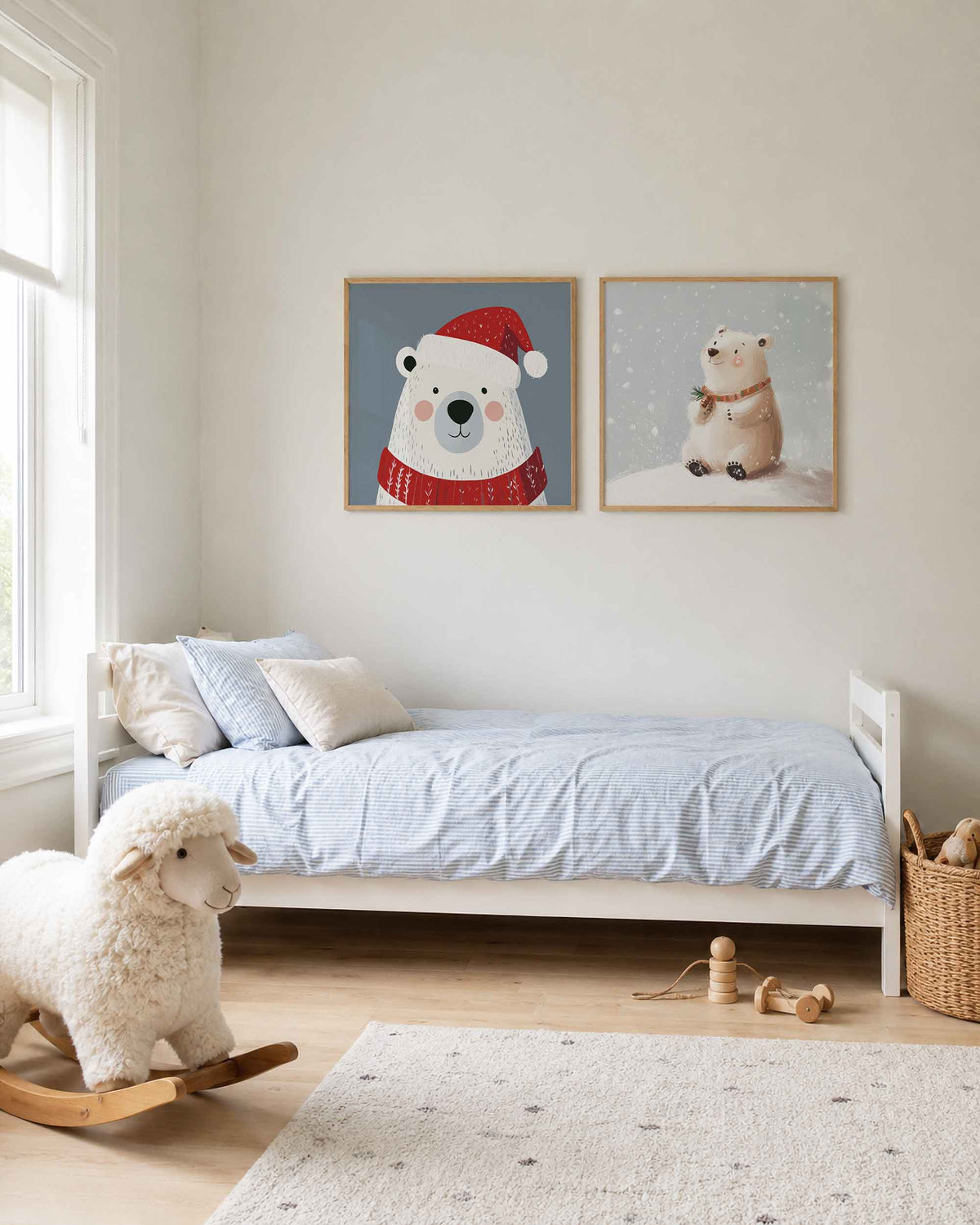 Interieurpresentatie van een tweedelige vierkante posterset met kerstbeer en ijsbeer