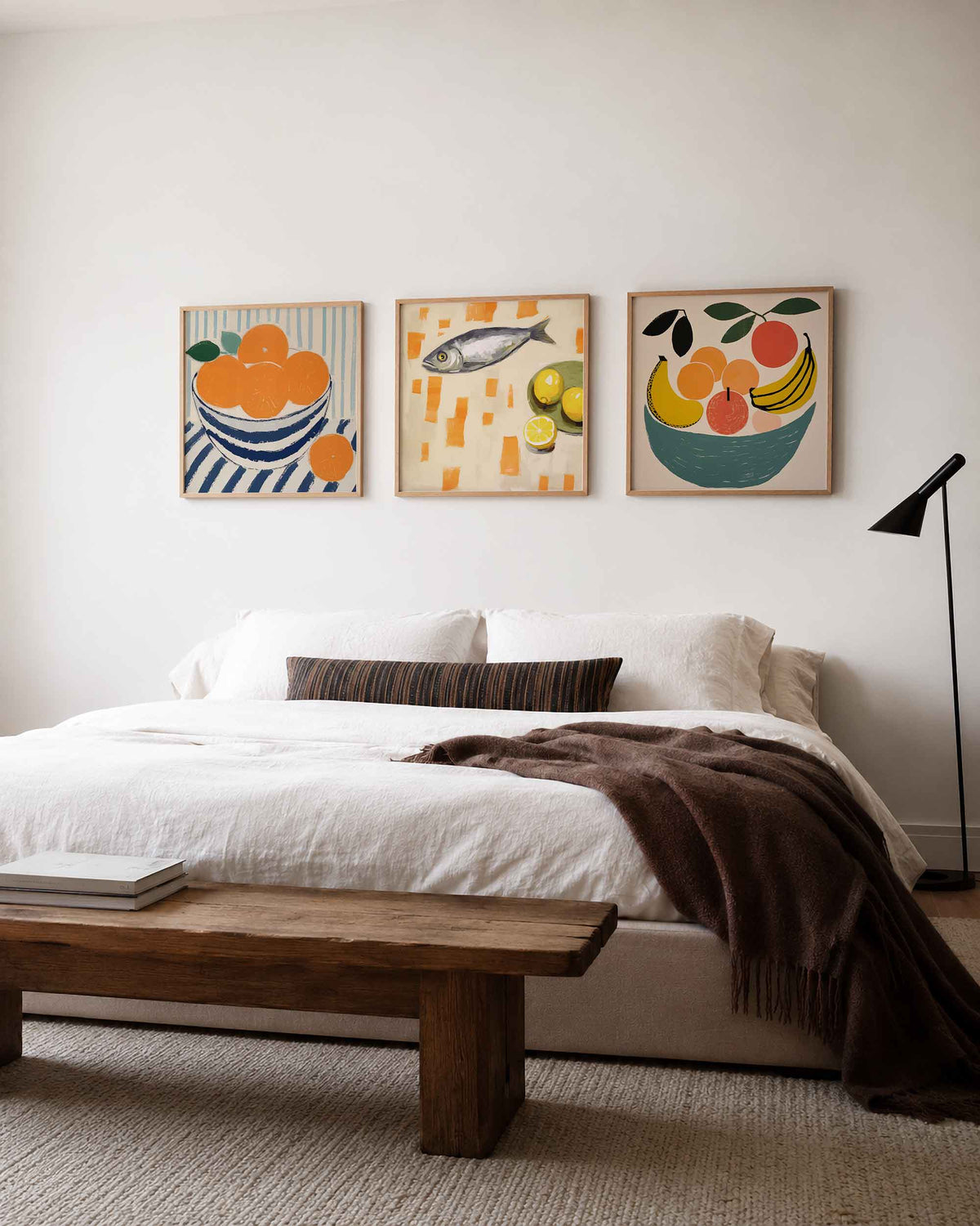 Interieurpresentatie van een driedelige vierkante posterset met fruit en vis