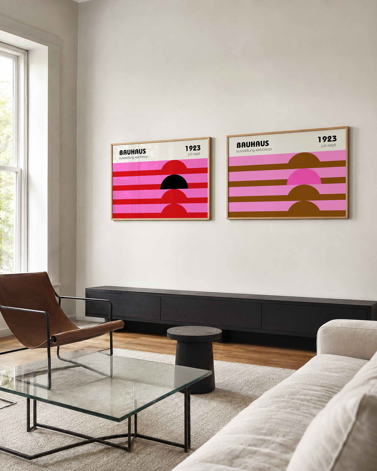 Interieurmockup van tweedelige landscape-posterset met roze bogen en kleurenbanden