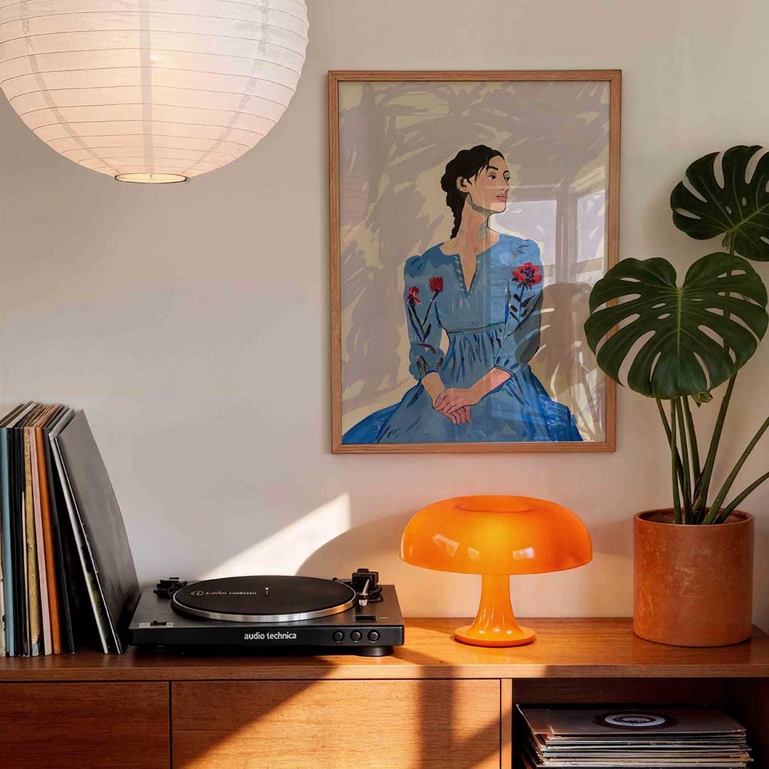 Vrouw in blauwe jurk Poster