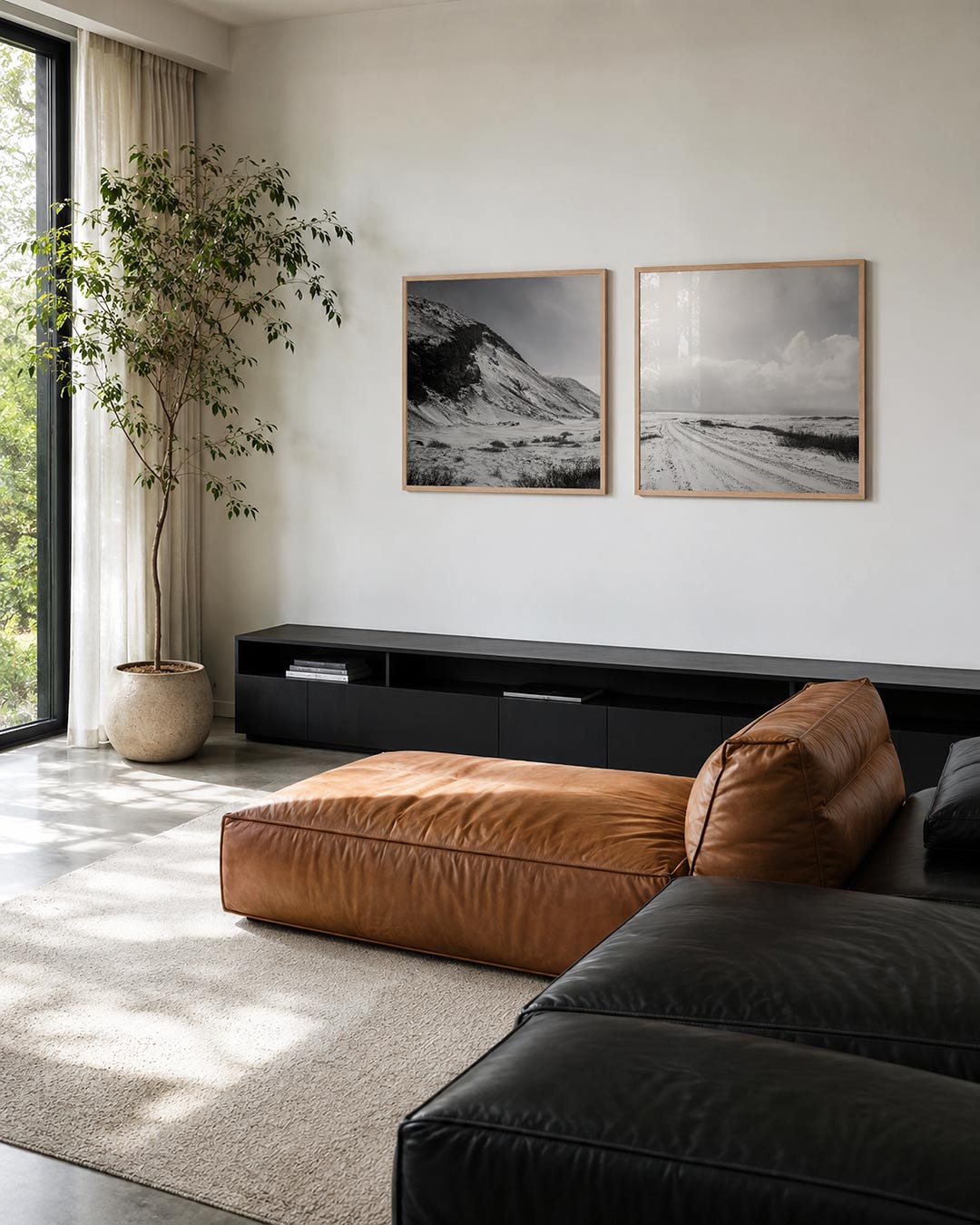 Interieur met vierkant fotografisch tweeluik stilte onder winterwolken – Gerald Emming