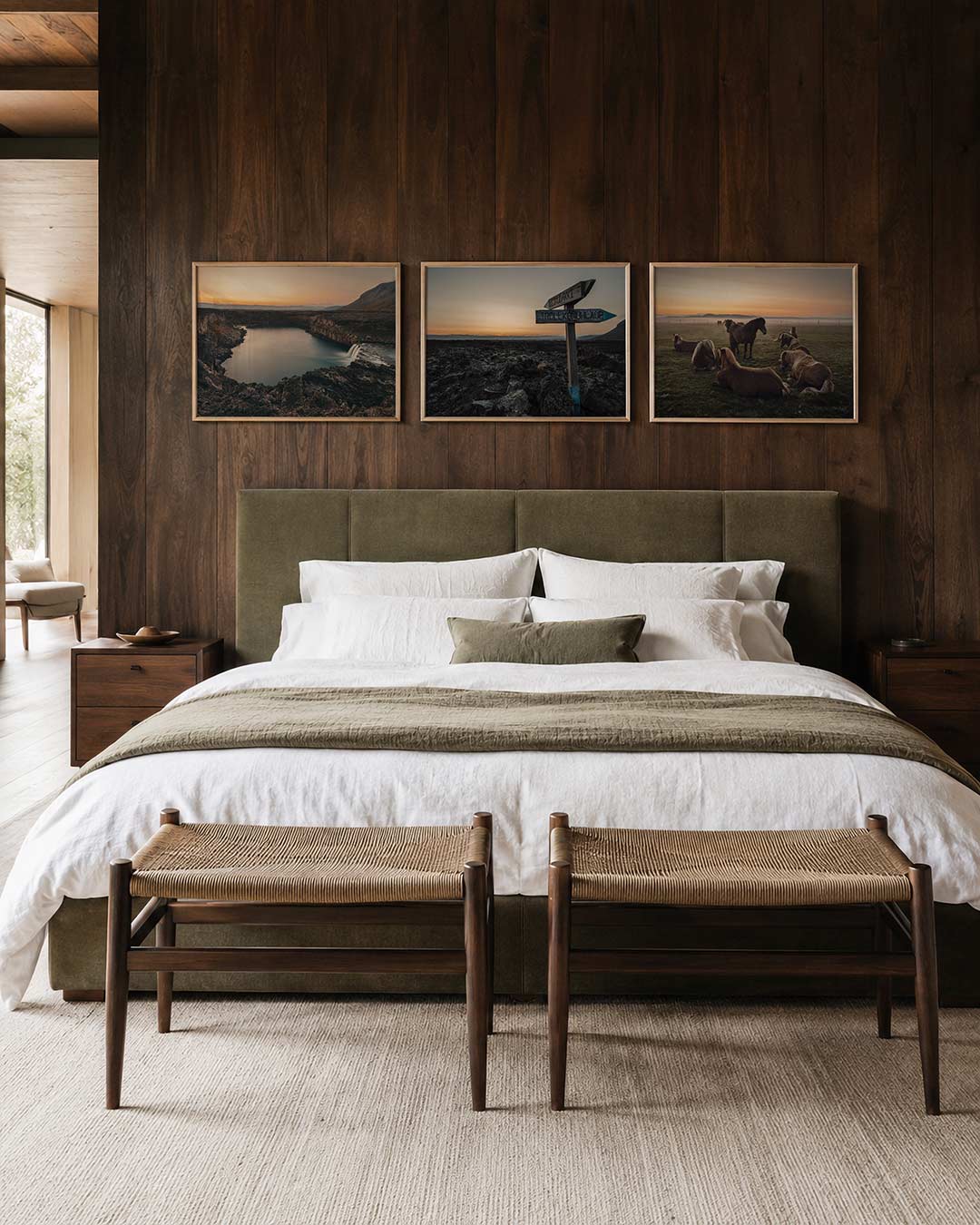 Interieur met liggend fotografisch drieluik avondlicht op ruig land – Gerald Emming