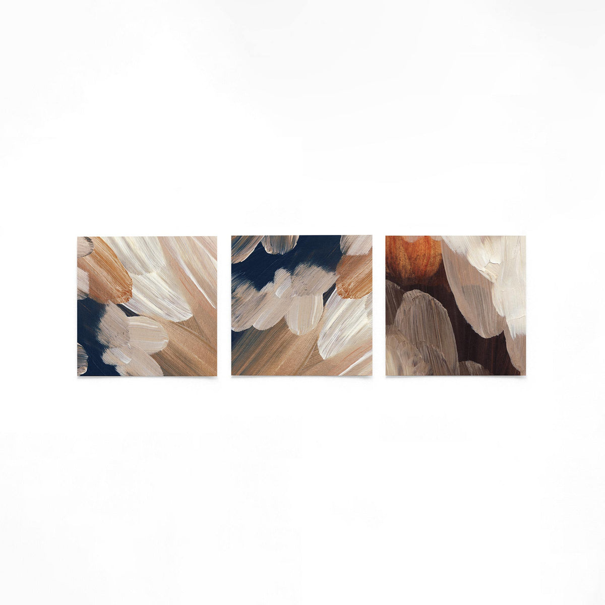 Drie vierkante posters met abstracte penseelstreken op een gebroken witte achtergrond