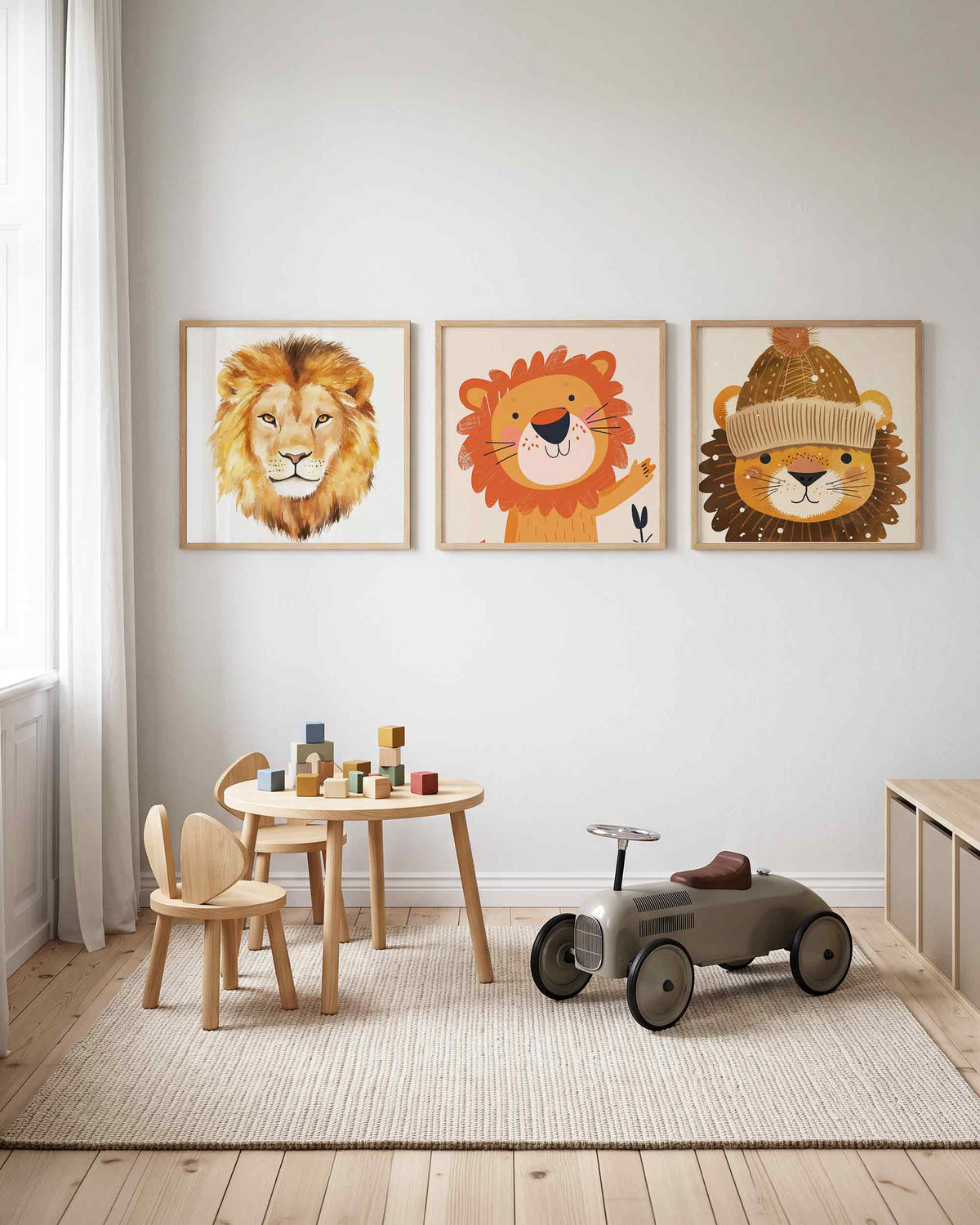 Interieurpresentatie van een driedelige vierkante posterset met leeuwenportretten
