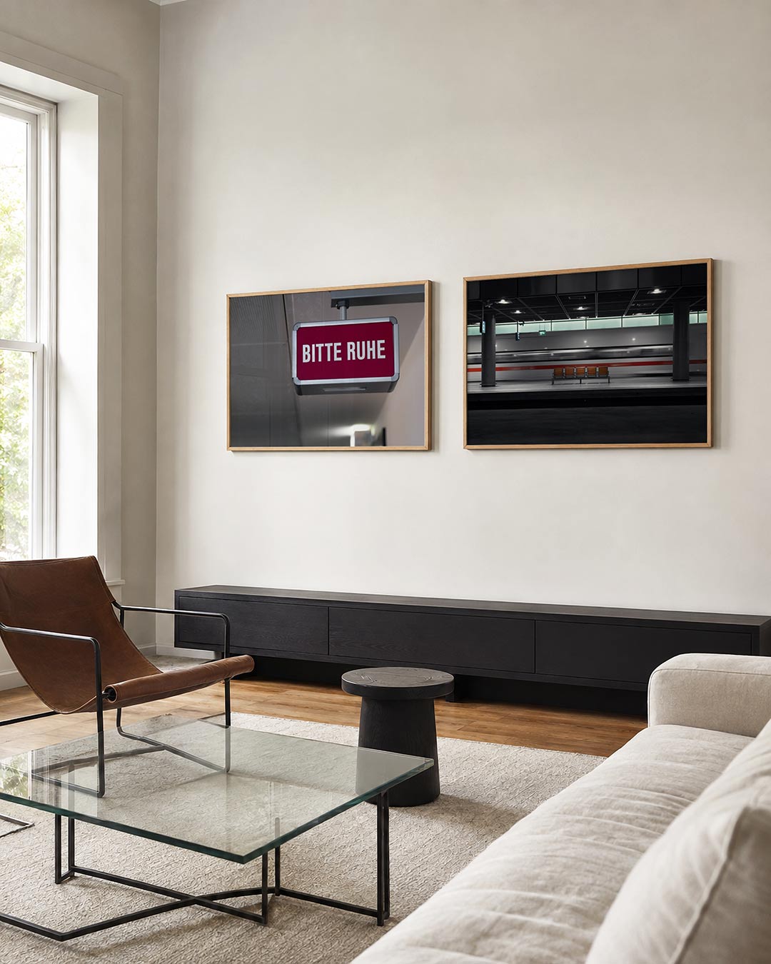 Interieur met liggend fotografisch tweeluik stilte op het perron – Gerald Emming