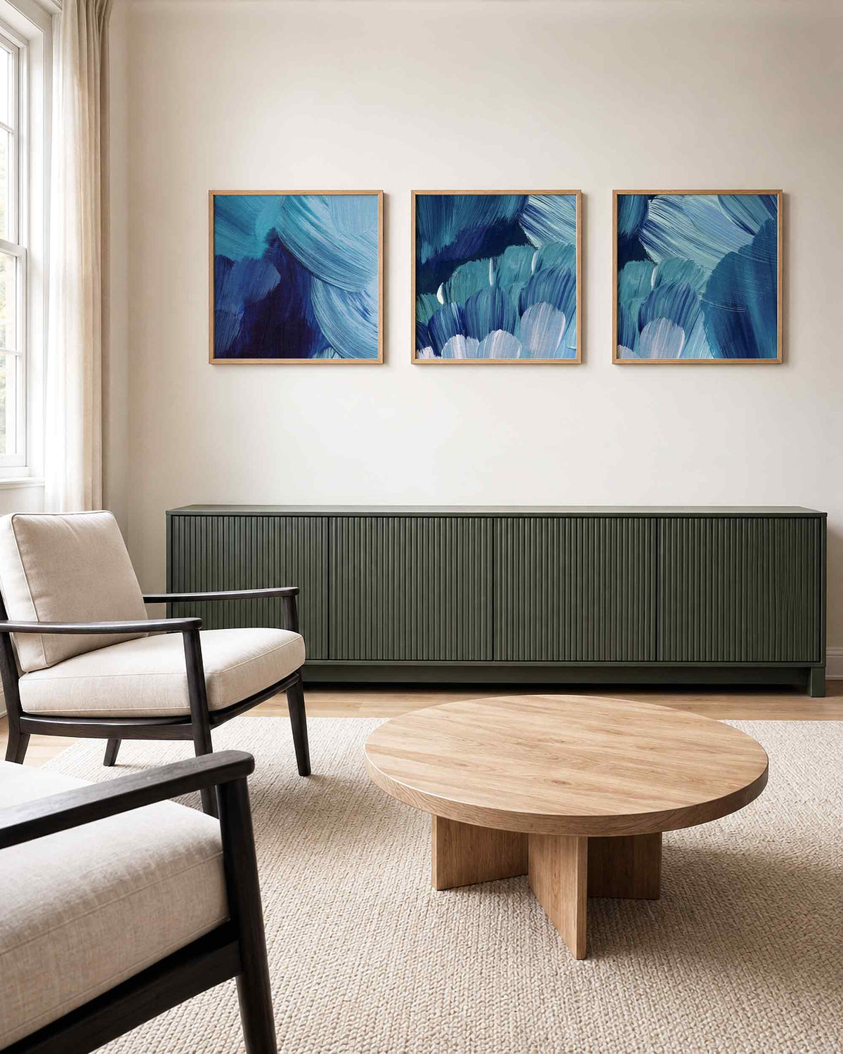 Interieurpresentatie van een driedelige vierkante posterset met blauwe abstracte