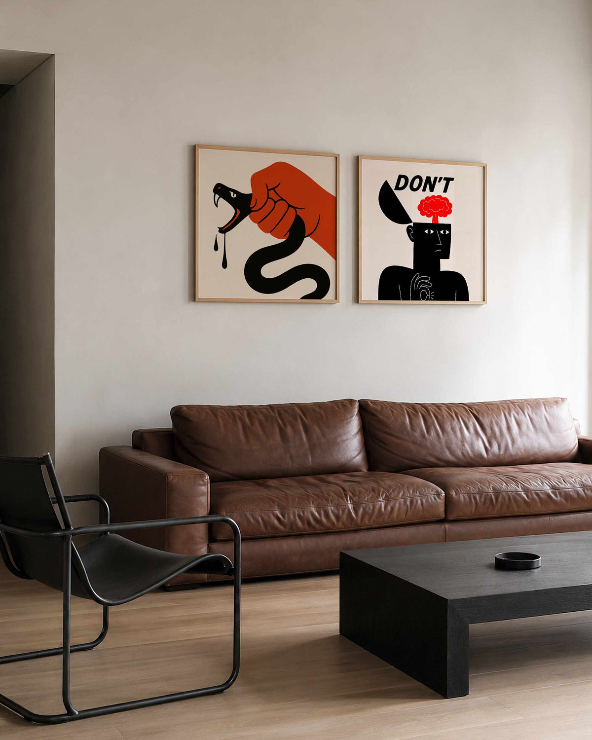 Interieurpresentatie van een tweedelige vierkante posterset met slang en brein