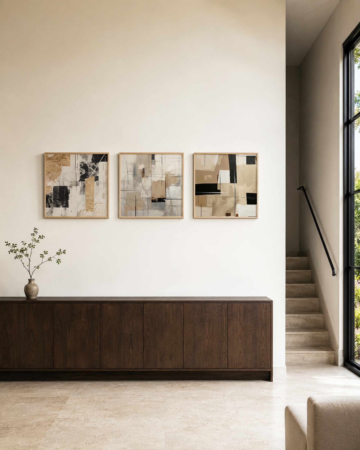 Interieurpresentatie van een driedelige vierkante posterset met abstracte beige goud