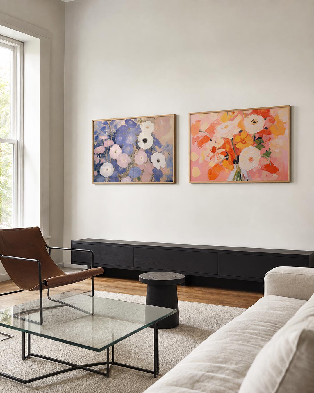 Twee liggende posters met een weelderige verzameling bloemen in zachte tinten, aan de muur in een interieur