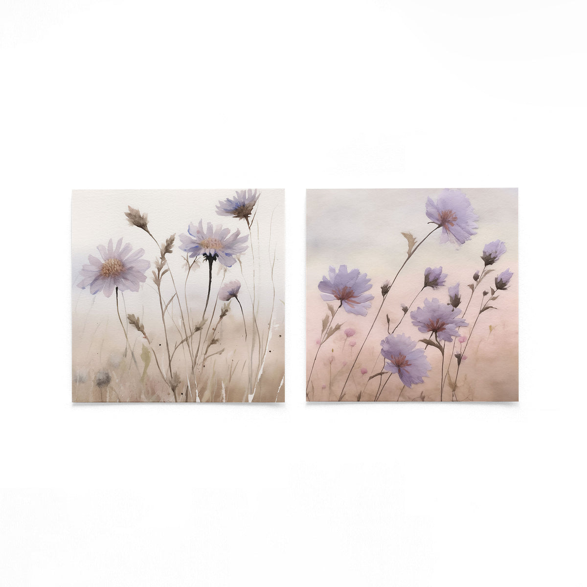 Twee vierkante posters met lavendelkleurige veldbloemen op een gebroken witte achtergrond