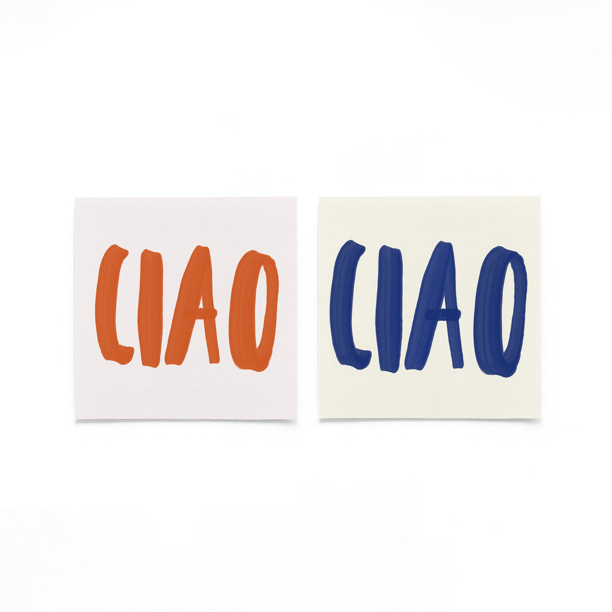 Twee vierkante posters met ciao lettering op een gebroken witte achtergrond