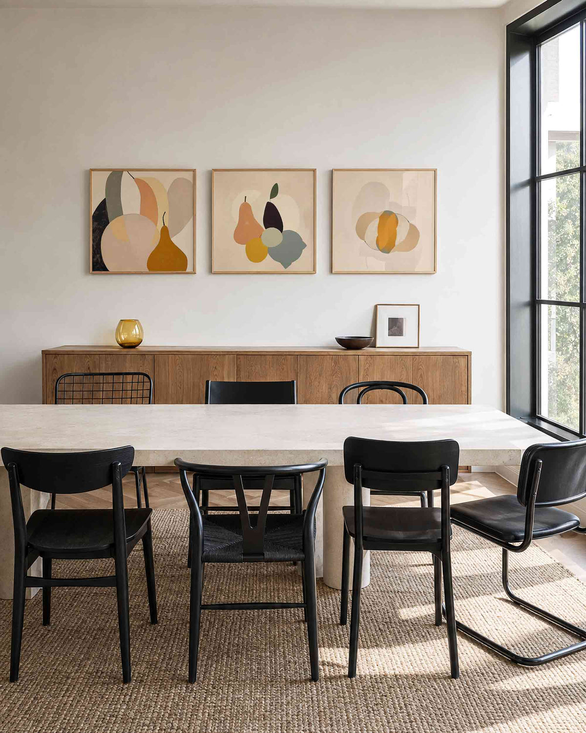Interieurpresentatie van een driedelige vierkante posterset met abstracte fruitvormen