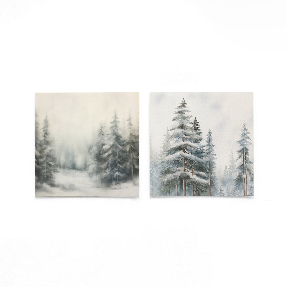 Twee vierkante posters met besneeuwde dennenbos op een gebroken witte achtergrond