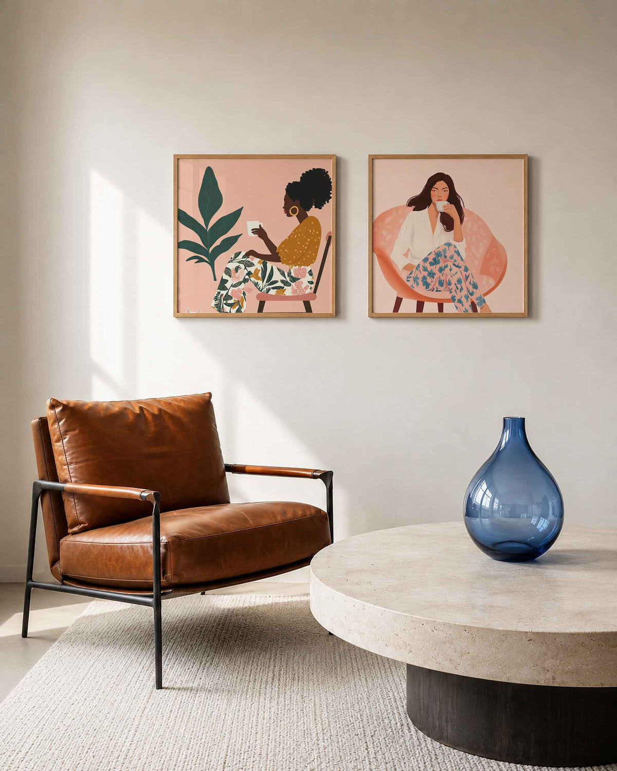 Interieurpresentatie van een tweedelige vierkante posterset met vrouwen met koffiekopjes