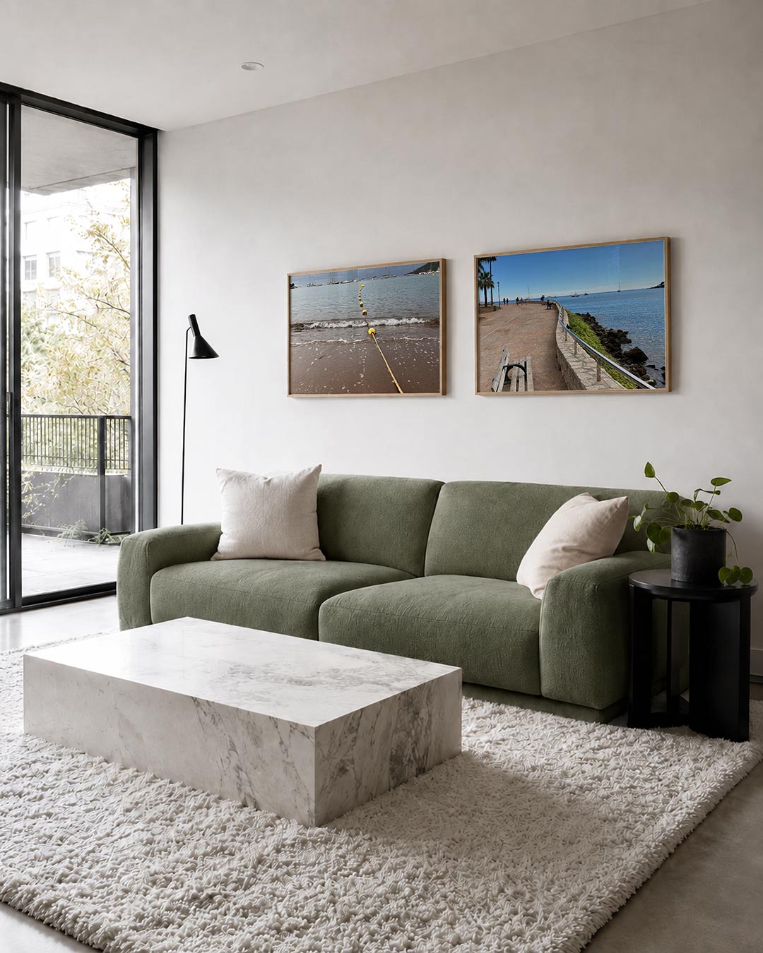 Interieur met liggend fotografisch tweeluik kustlijn en gele boeien – Gerald Emming