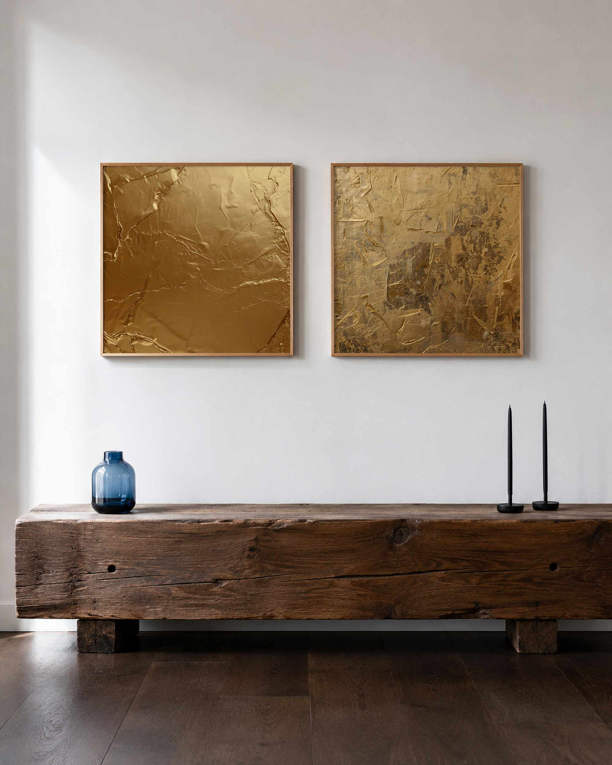 Interieurpresentatie van een tweedelige vierkante posterset met gouden textuur