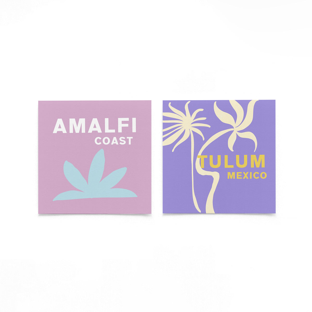 Twee vierkante posters met amalfi en tulum op een gebroken witte achtergrond