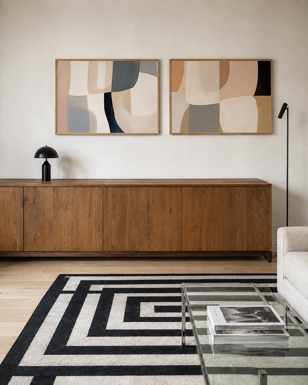Interieurpresentatie van twee posters met zachte, vloeiende vormen in beige, blauw en grijs