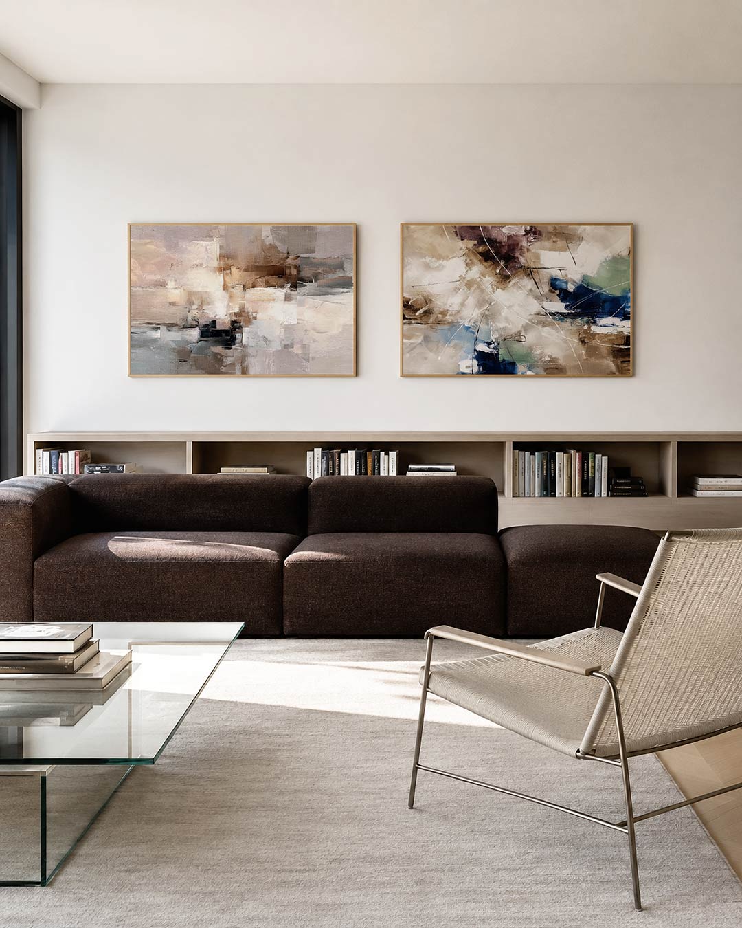 Twee liggende posters met zachte beige en grijze kleurvlakken, aan de muur in een interieur