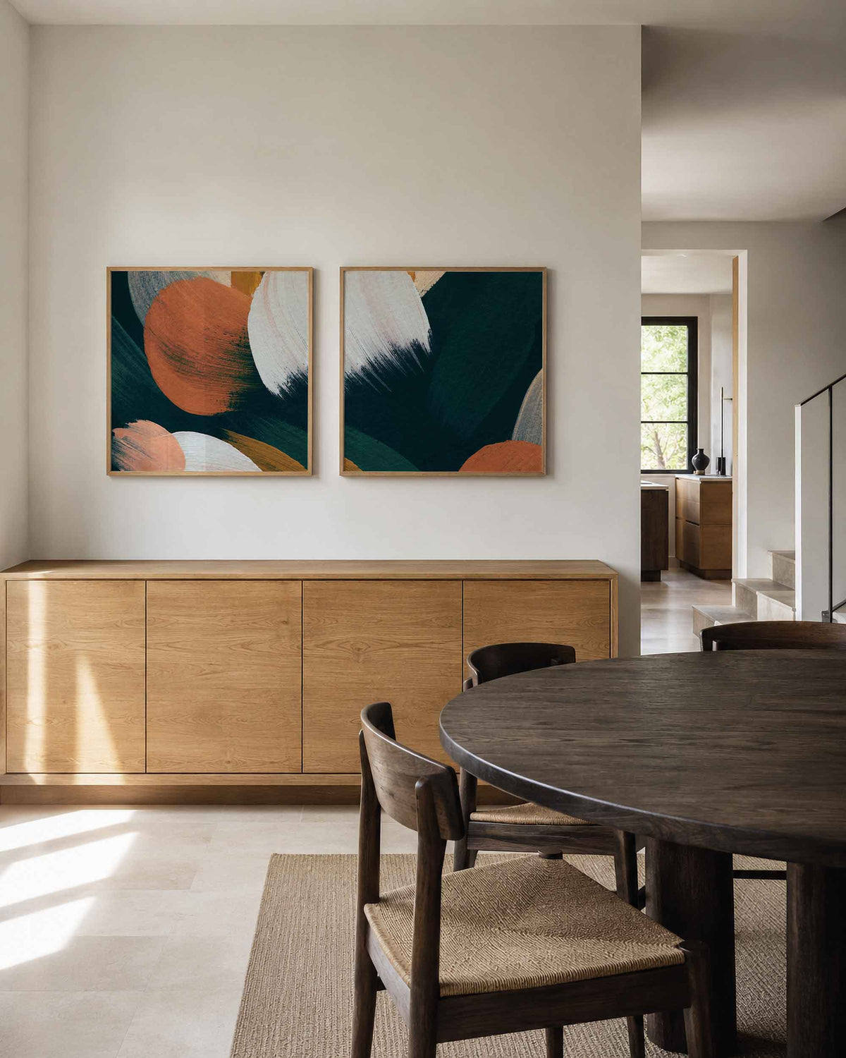 Interieurpresentatie van een tweedelige vierkante posterset met abstracte penseelstreken