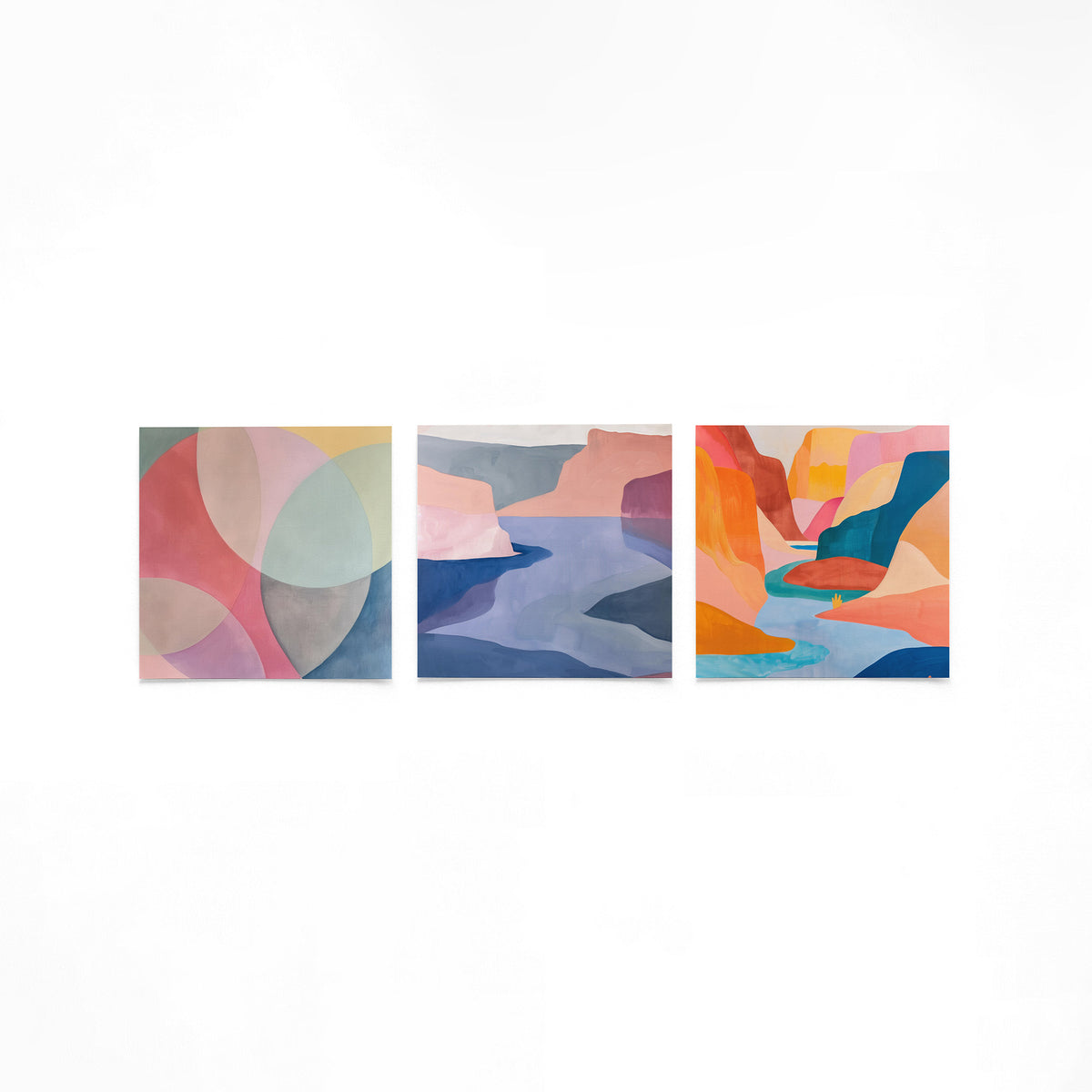 Drie vierkante posters met abstracte kleurrijke landschappen op een gebroken witte achtergrond