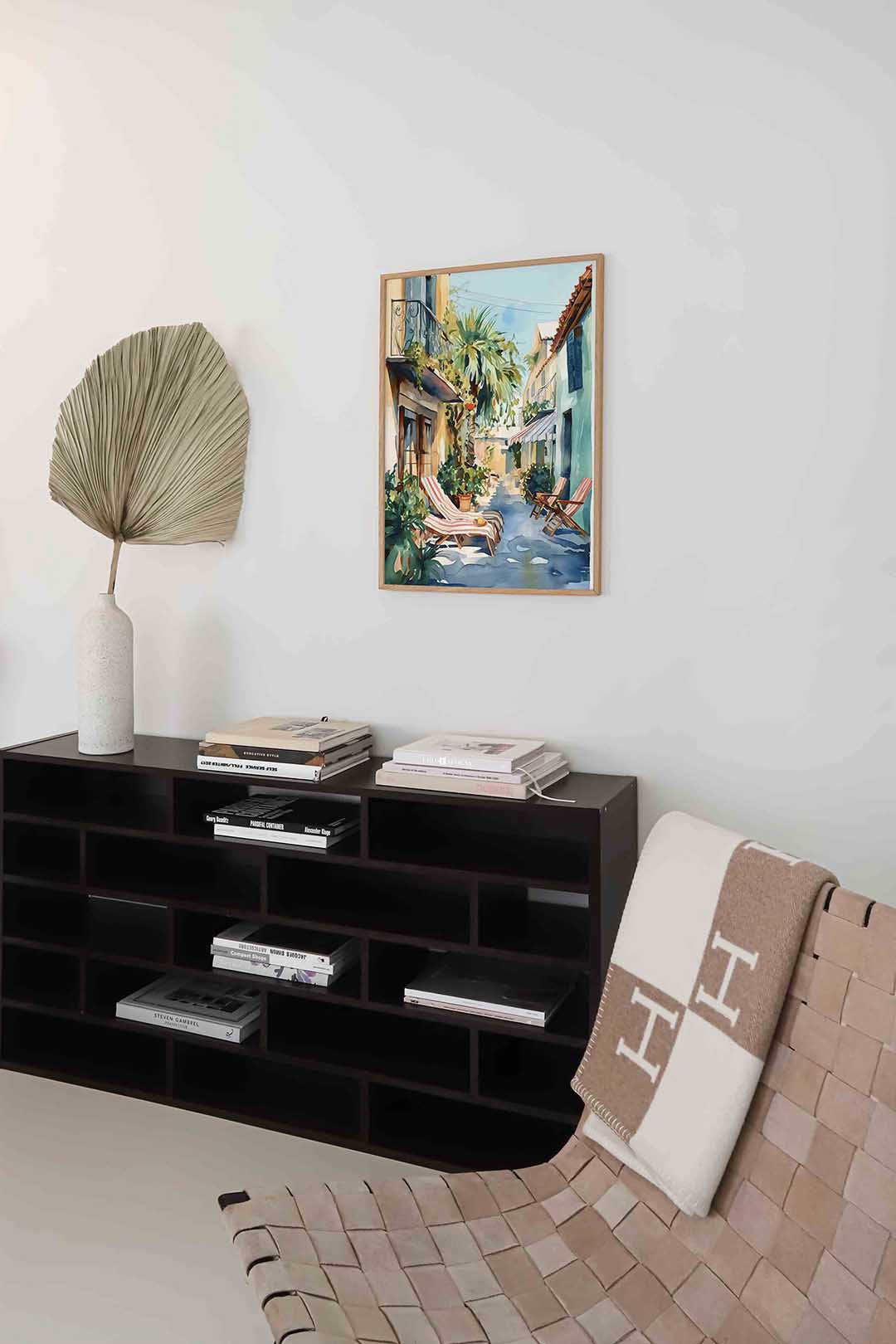 Zomerse straat met ligstoelen Poster