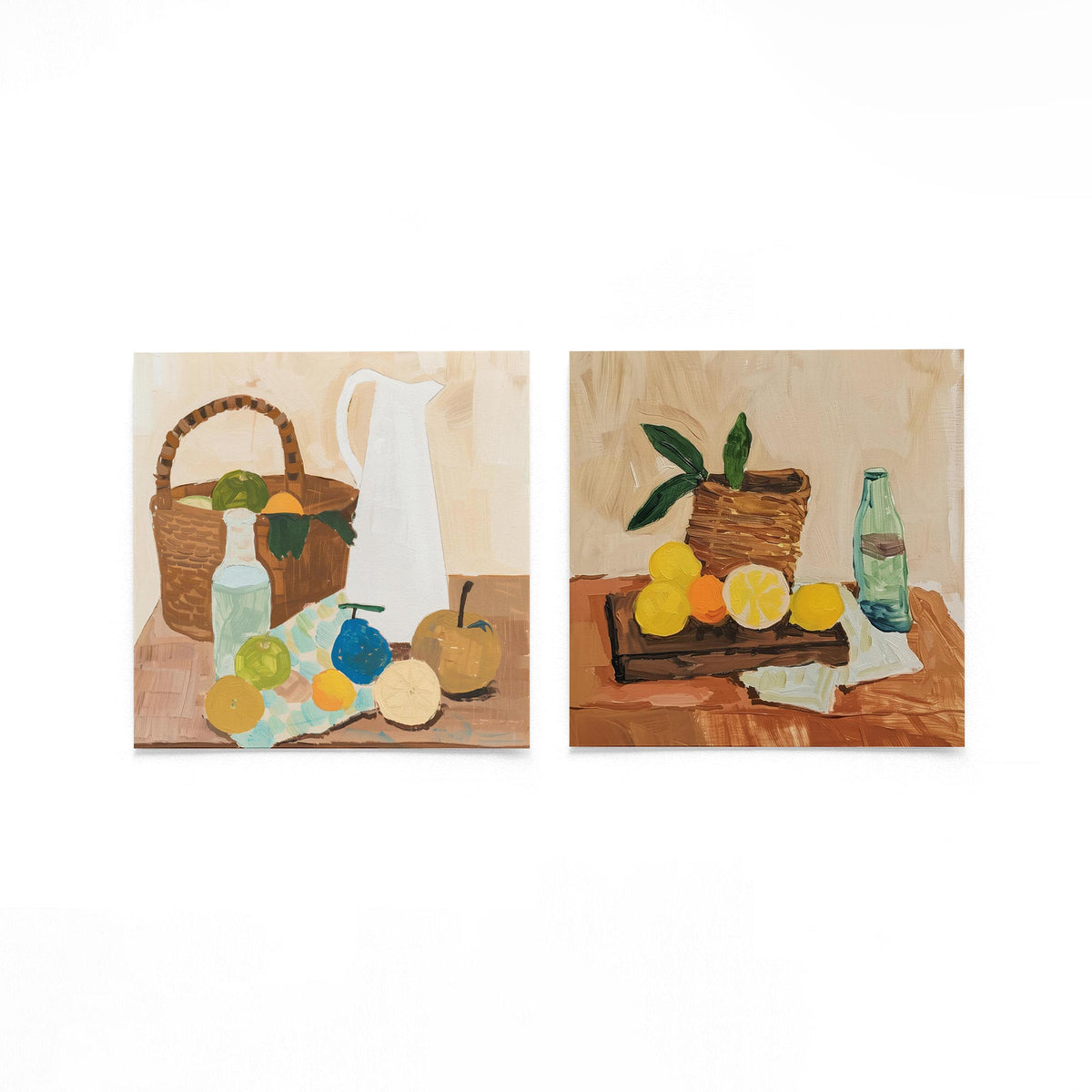 Twee vierkante posters met fruitmand en citroenen op een gebroken witte achtergrond