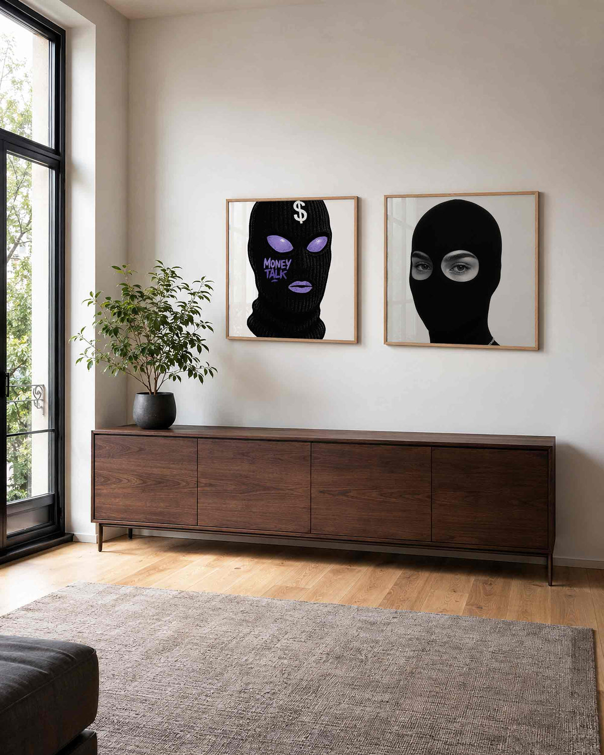 Interieurpresentatie van een tweedelige vierkante posterset met maskerogen geld