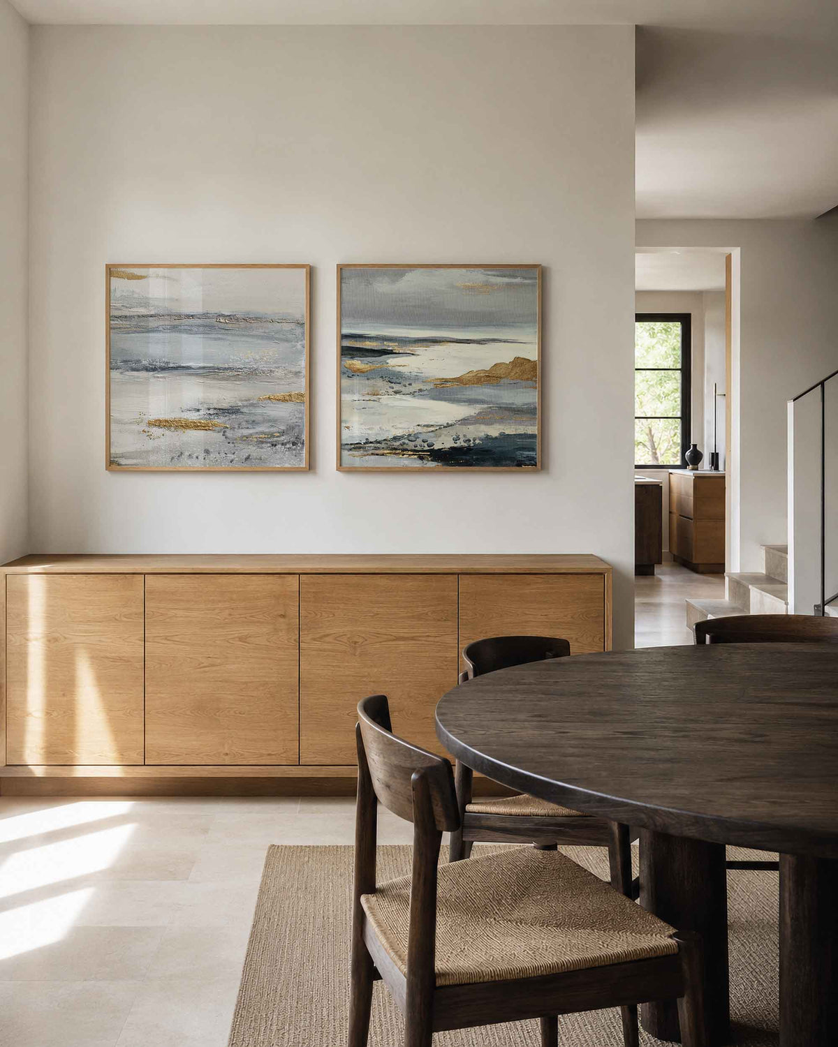 Interieurpresentatie van een tweedelige vierkante posterset met goudgrijze landschappen