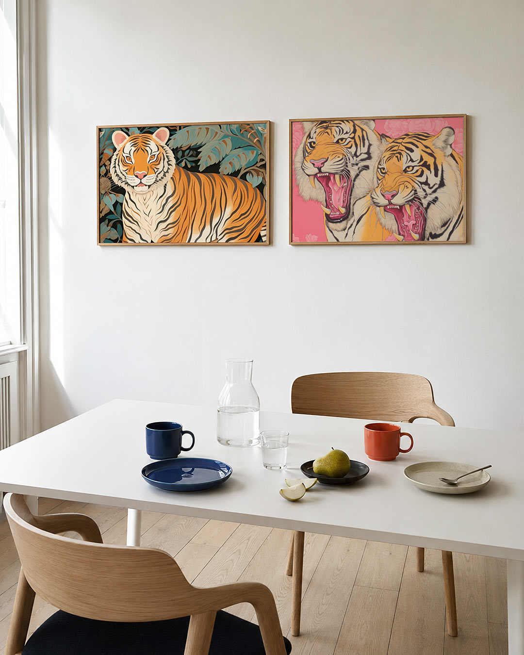 Twee liggende posters met een krachtige tijger met levendige oranje en zwarte strepen, aan de muur in een interieur