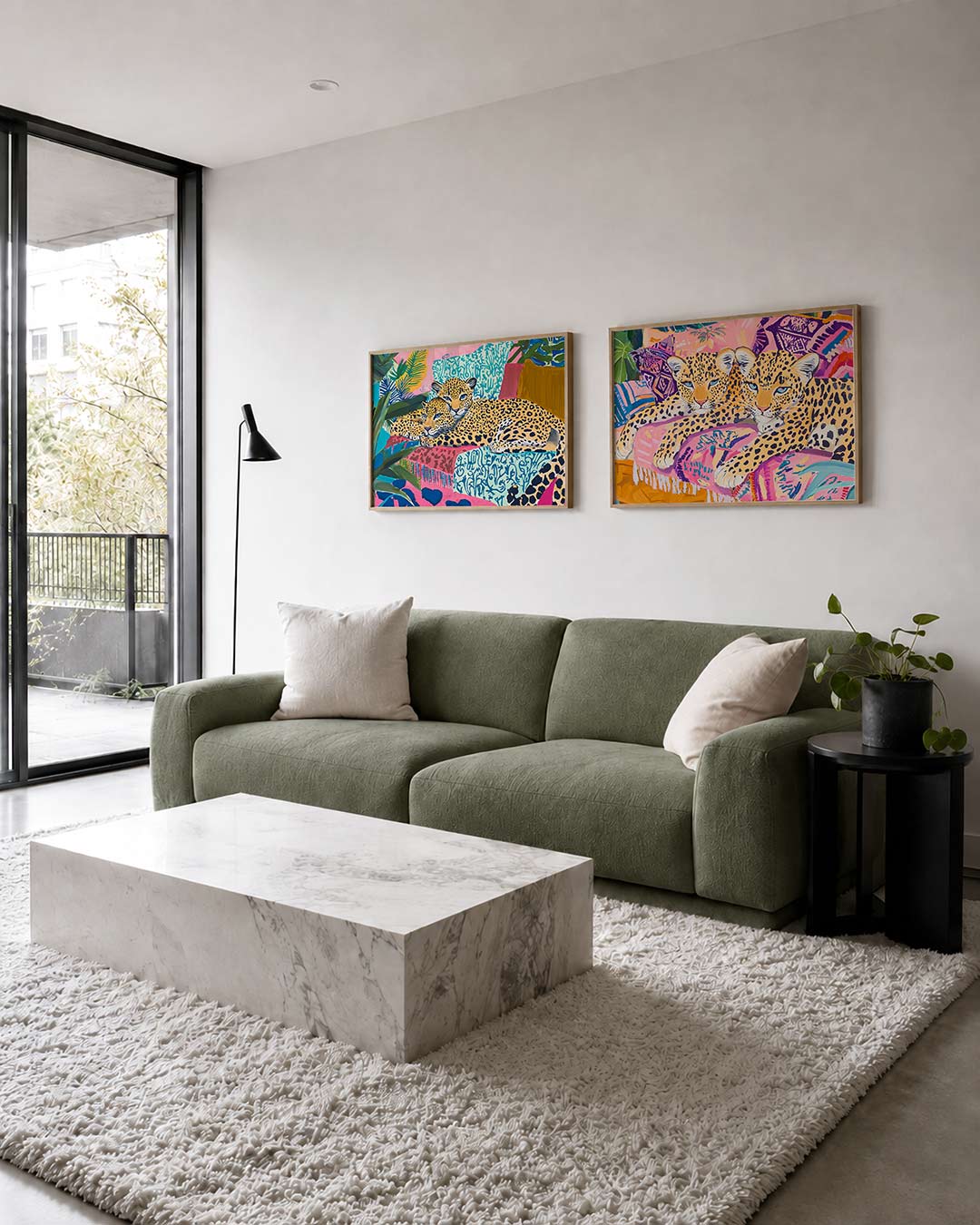 Twee liggende posters met twee luipaarden tussen bladeren en kleurrijke vormen, aan de muur in een interieur