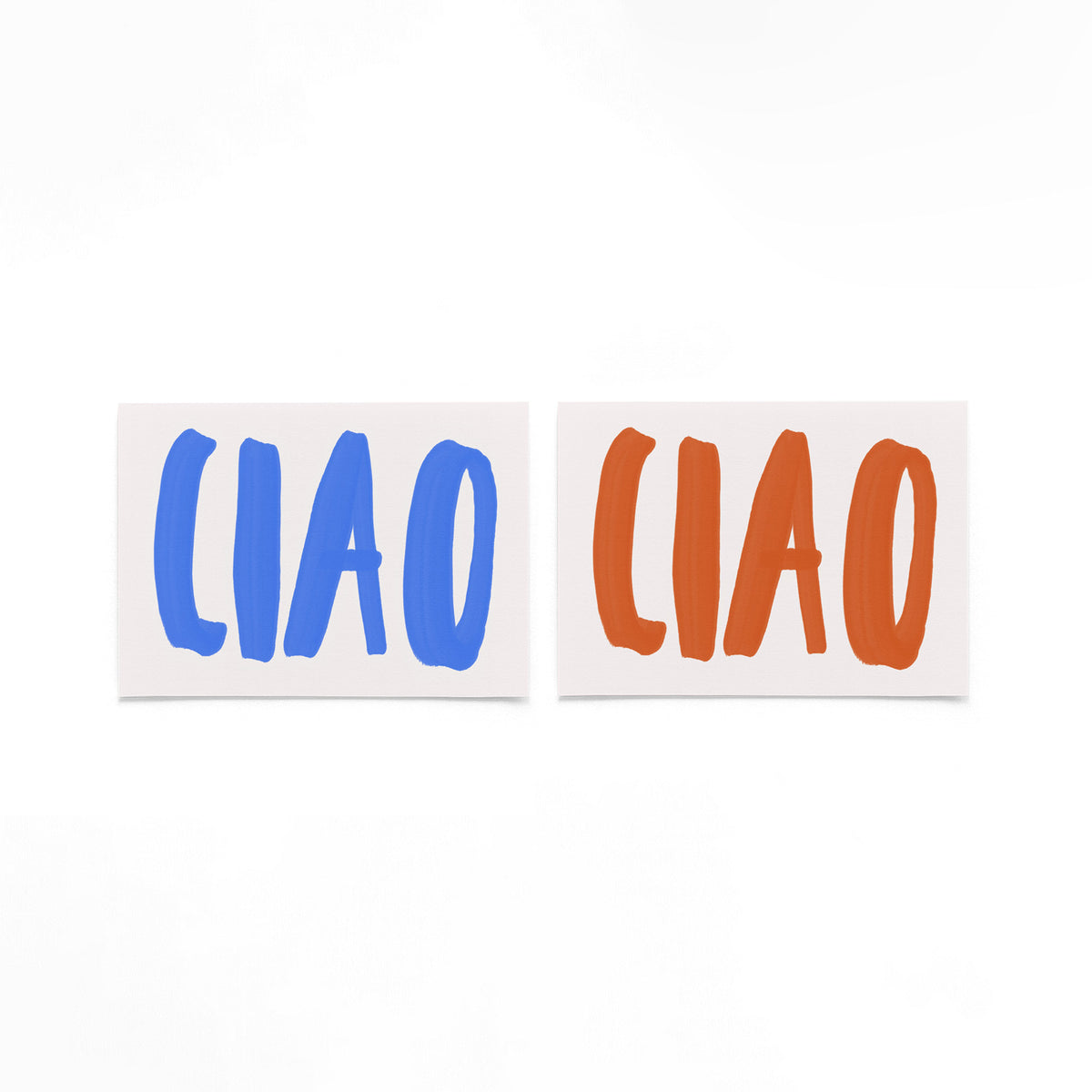 Twee liggende posters met grote, blauwe letters op een gebroken witte achtergrond