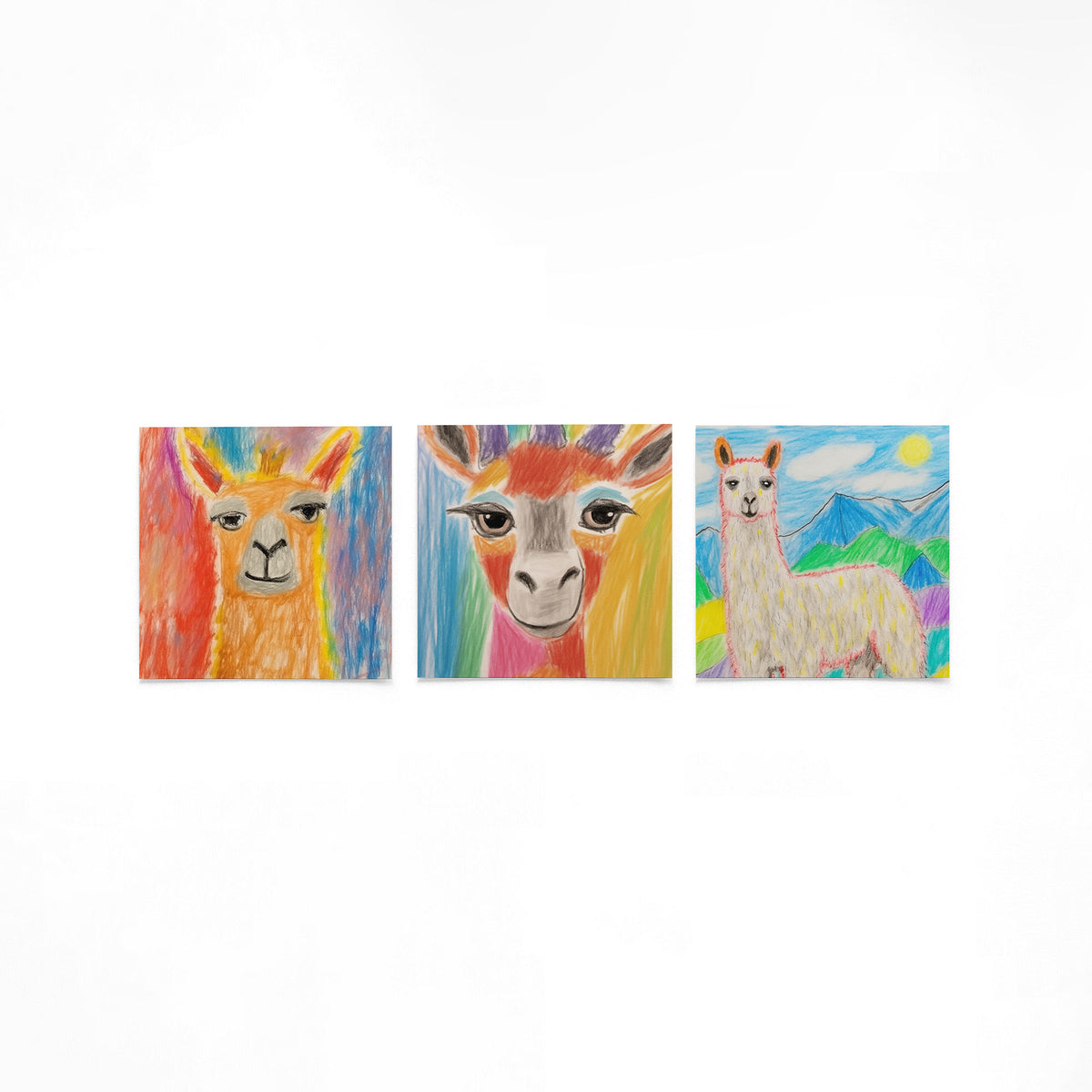 Drie vierkante posters met kleurrijke dieren op een gebroken witte achtergrond
