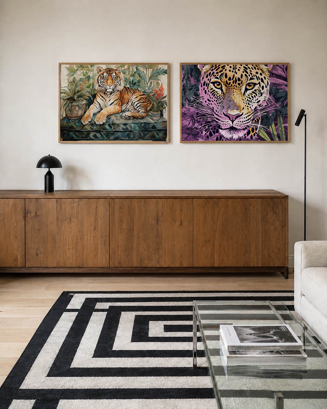 Twee liggende posters met een tijger tussen groene planten, aan de muur in een interieur