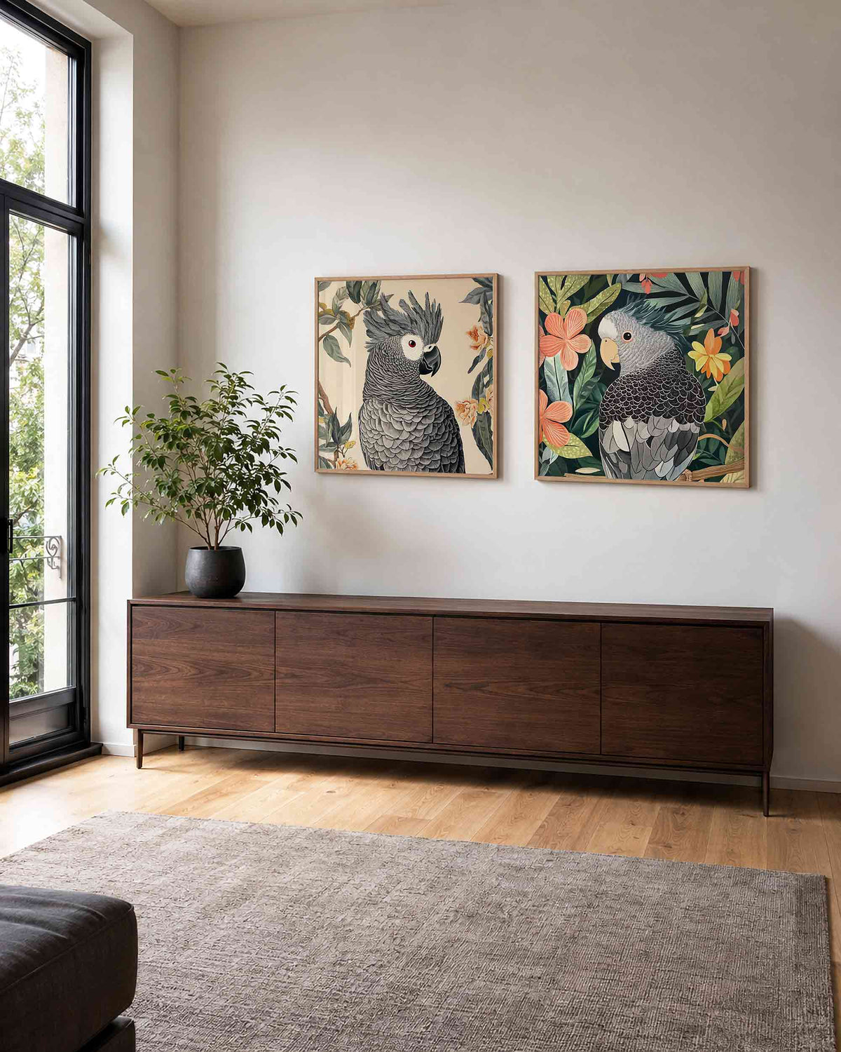 Interieurpresentatie van een tweedelige vierkante posterset met kaketoes tussen bloemen