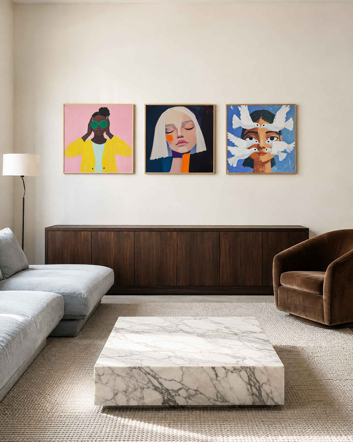 Interieurpresentatie van een driedelige vierkante posterset met vrouwengezichten porterset