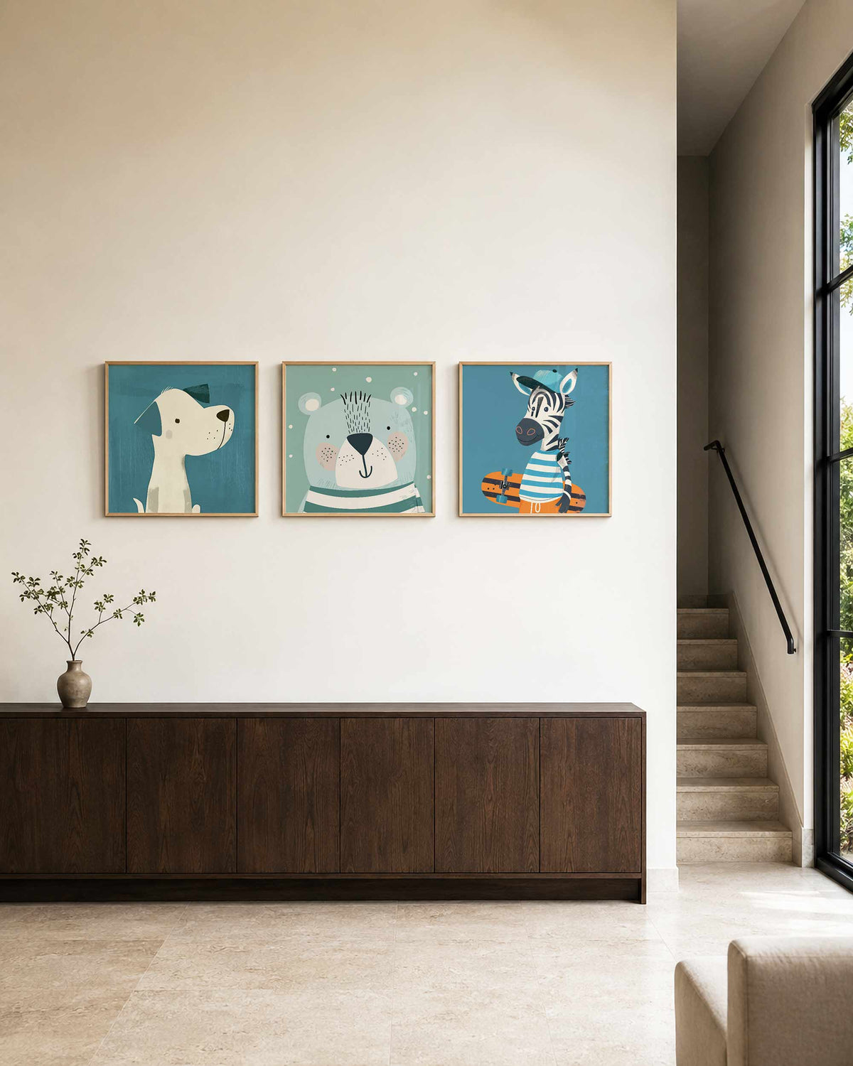 Interieurpresentatie van een driedelige vierkante posterset met dierenportretten