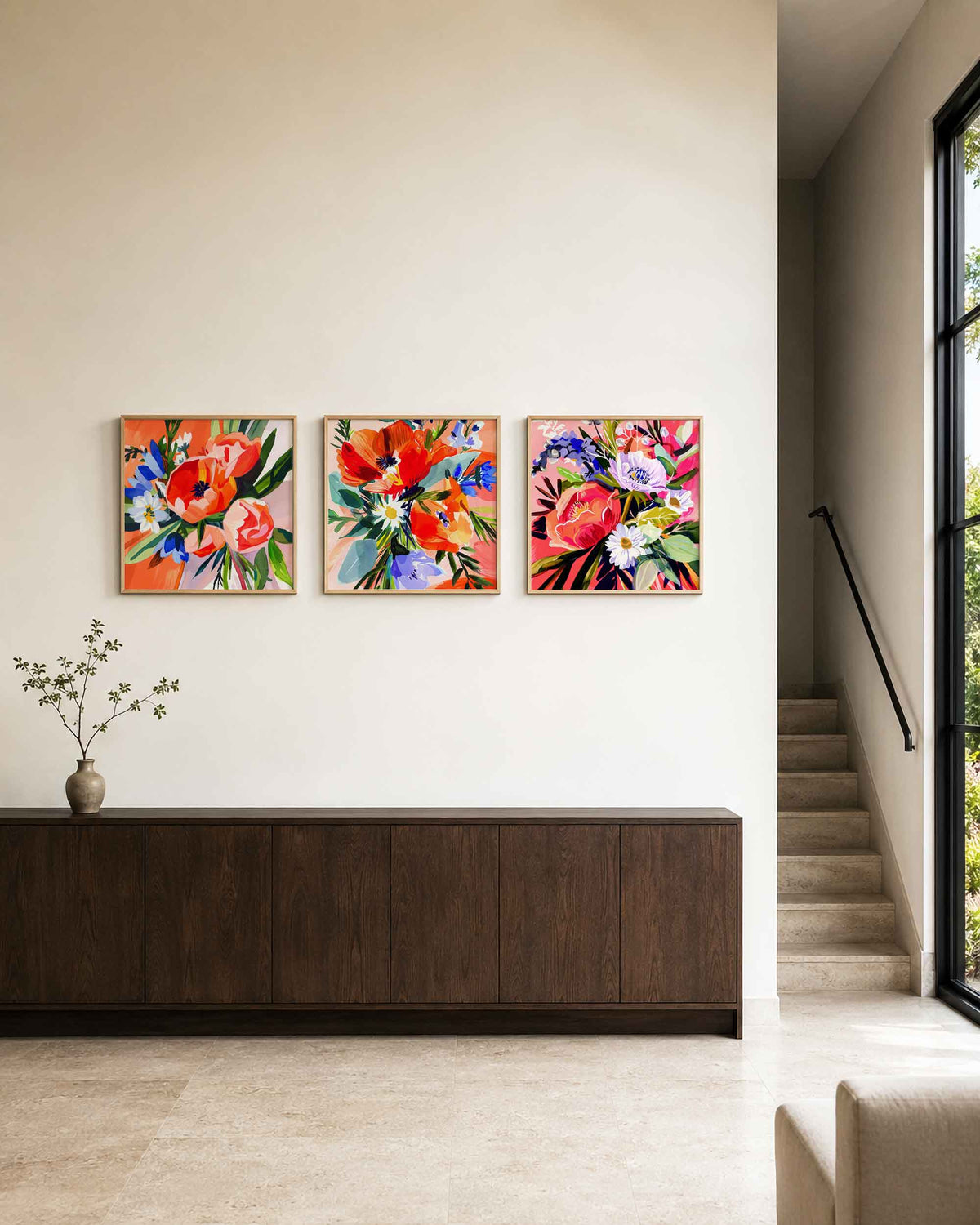 Interieurpresentatie van een driedelige vierkante posterset met kleurrijke bloemen