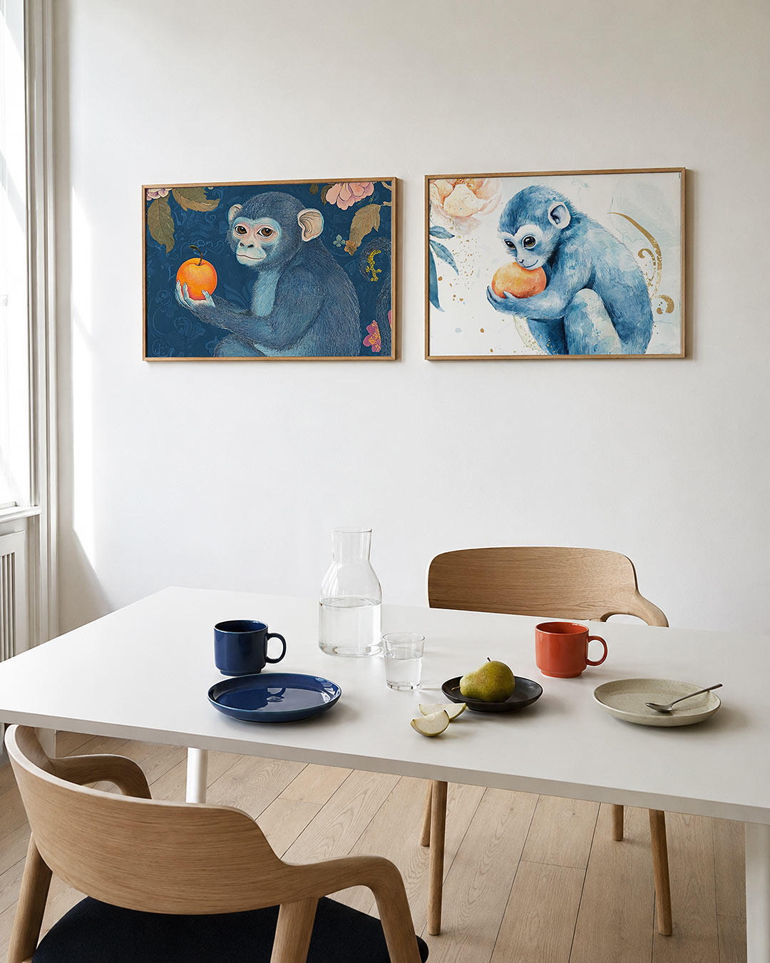 Twee liggende posters met een blauwe aap houdt een feloranje appel vast, aan de muur in een interieur