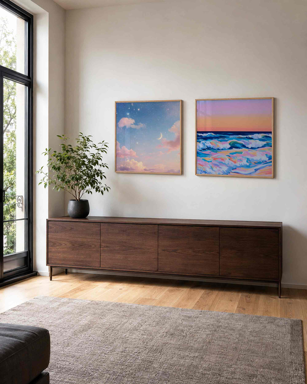 Interieurpresentatie van een tweedelige vierkante posterset met maanhemel en zeegolven