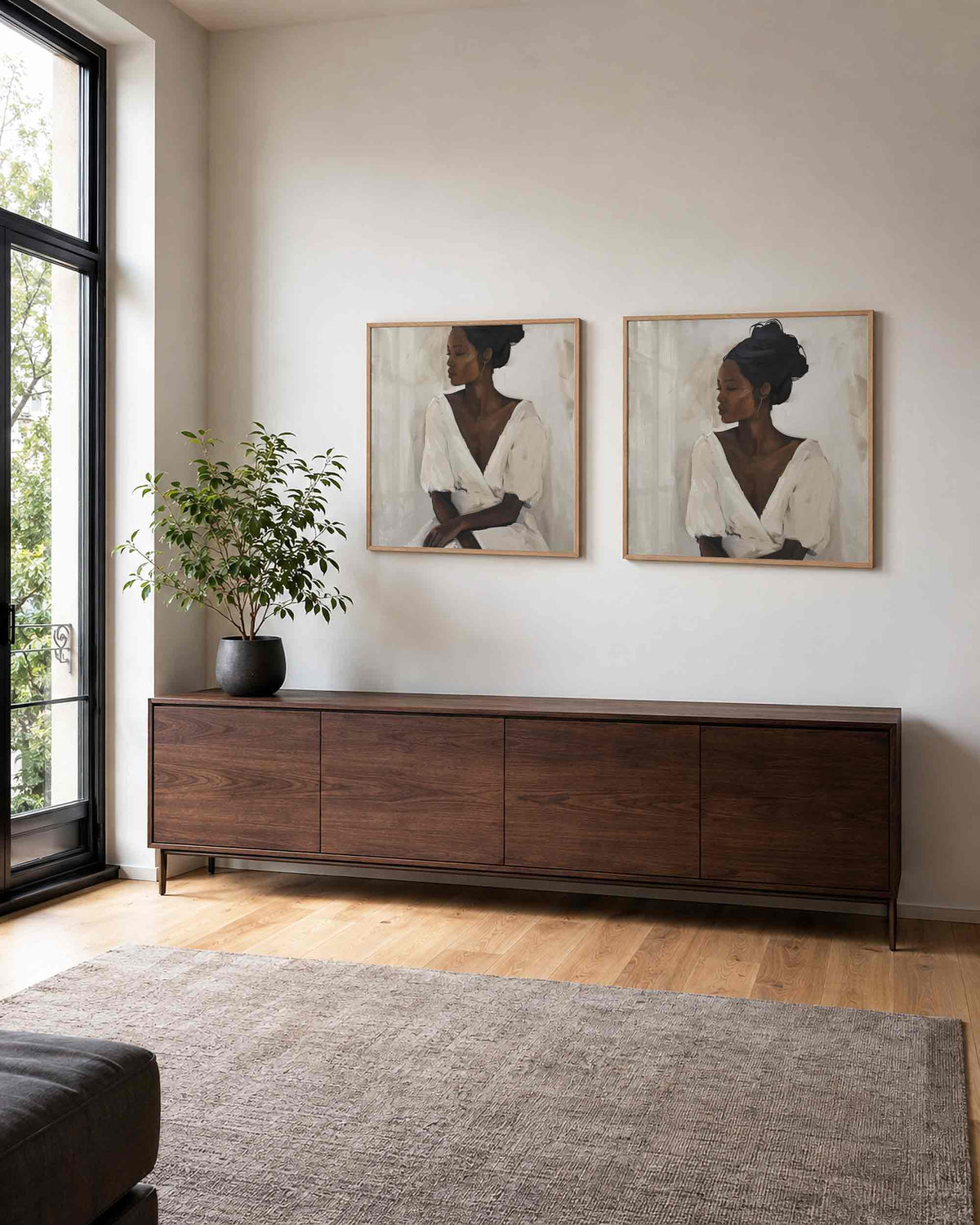 Interieurpresentatie van een tweedelige vierkante posterset met vrouw in wit