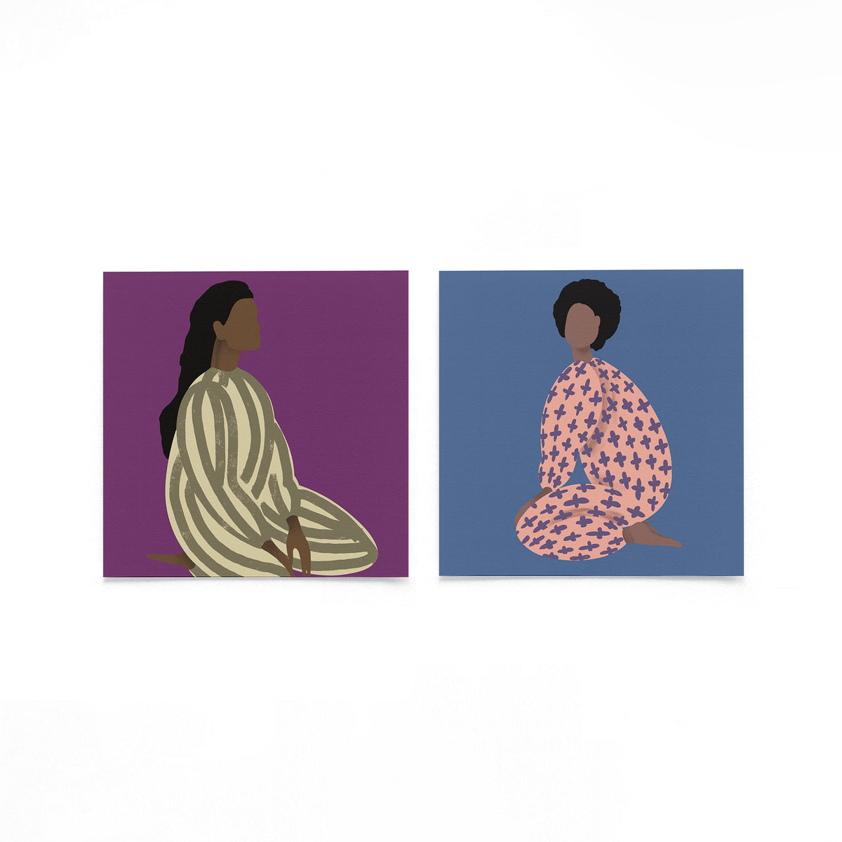 Twee vierkante posters met zittende vrouwen op een gebroken witte achtergrond